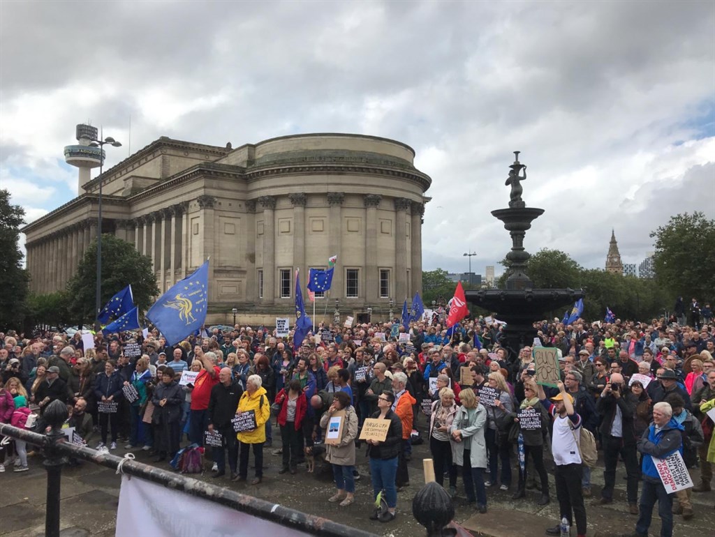 抗議英國首相強生出招關閉議會,英國各地31日發起串聯示威。(圖取自twitter.com/lpoolcouncil)