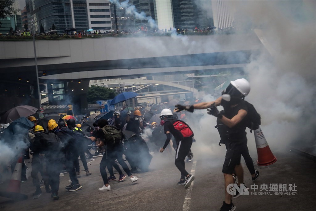 香港反送中延燒,31日下午發起主題為「為香港罪人祈禱」遊行,大批示威者響應參與,警方傍晚在政府總部外發射催淚彈,有示威者並未馬上撤退,而是撿起催淚彈往回丟。中央社記者吳家昇香港攝 108年8月31日
