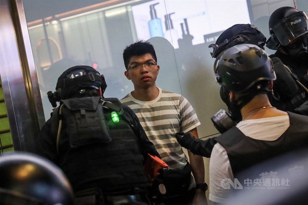 香港反送中運動延燒,示威者31日自發上街遊行,警民衝突持續升溫,晚間示威者聚集灣仔一帶,鎮暴警察出動驅離,針對路旁民眾進行盤查,仔細搜索包包等隨身物品。中央社記者吳家昇香港攝 108年8月31日