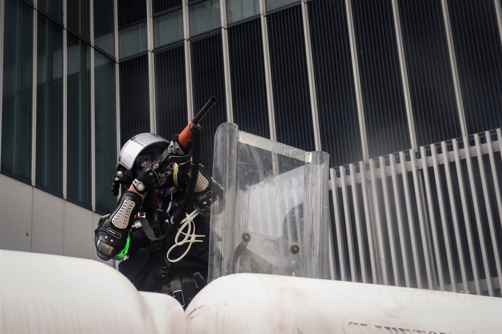 香港31日下午再現大型反送中遊行活動,示威群眾並在政府總部外聚集,警方傍晚起也在高處瞄準目標,陸續發射催淚彈、出動水炮車等,盼驅離抗議人群。中央社記者吳家昇香港攝 108年8月31日