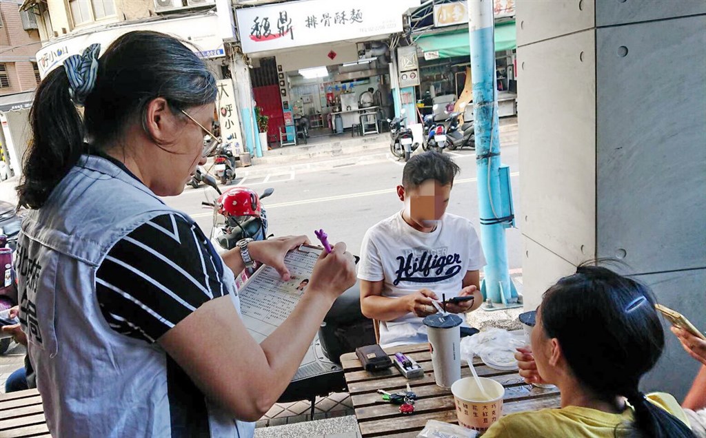 新北市連鎖超商及咖啡店騎樓禁菸,新北市衛生局1日與警方聯合稽查67處,查獲10名吸菸行為人,1處違規提供熄菸器具,11案依菸害防制法開罰。(衛生局提供)中央社記者黃旭昇新北傳真 108年9月1日