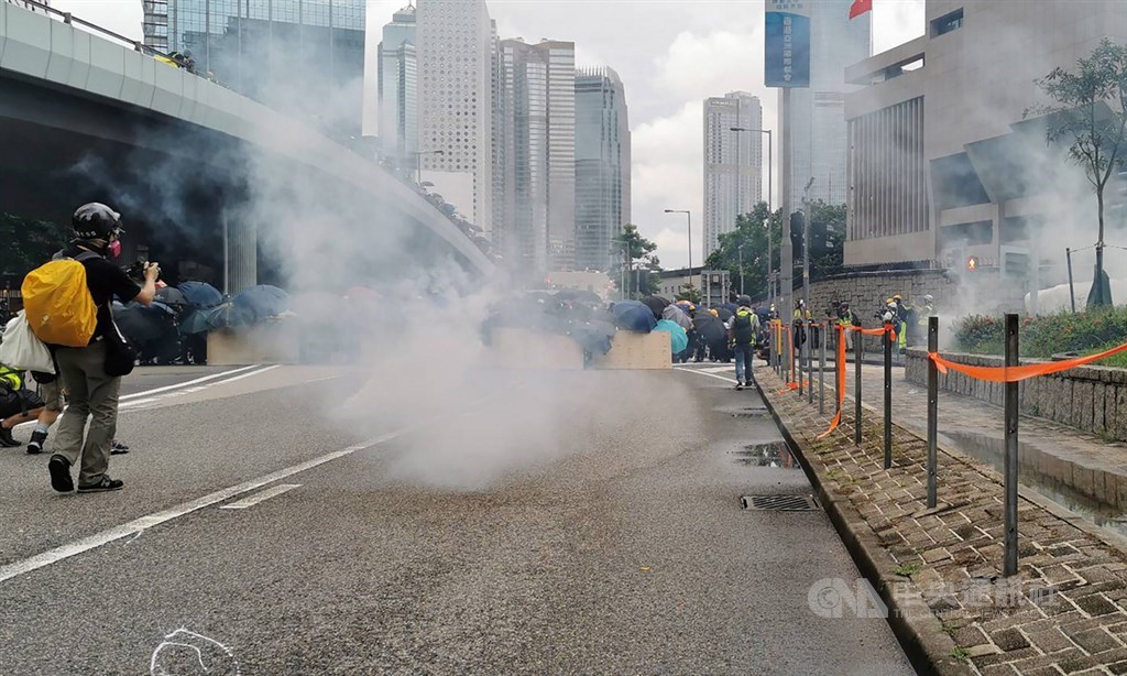 由香港民眾發起但未經警方同意的「831為香港罪人祈禱」遊行31日登場,傍晚5時30分左右,警方在政府總部外發射催淚彈。中央社記者張謙香港攝 108年8月31日