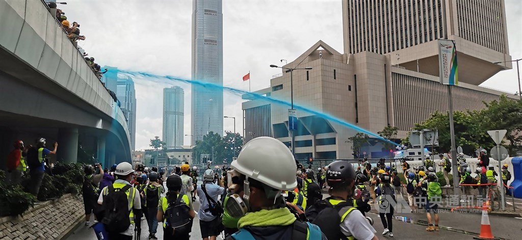 由香港網民發起但未經警方同意的「831為香港罪人祈禱」遊行31日登場。警方出動水炮車並發射催淚彈,示威者則以燃燒彈回擊政府總部。圖為警方在政府總部和解放軍駐地之間的添華道從水炮車發射藍色水柱。中央社記者張謙香港攝 108年8月31日