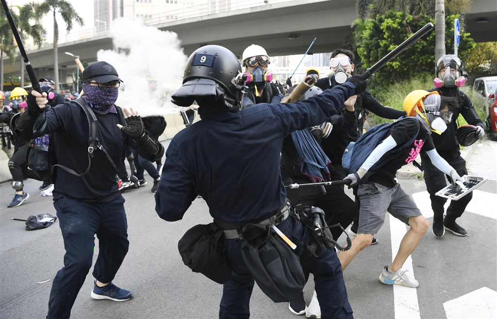 香港反送中持續延燒,8月31日再有網民號召上街遊行,鎮暴警察集結出動,強勢驅離並逮捕抗議民眾。(共同社提供)