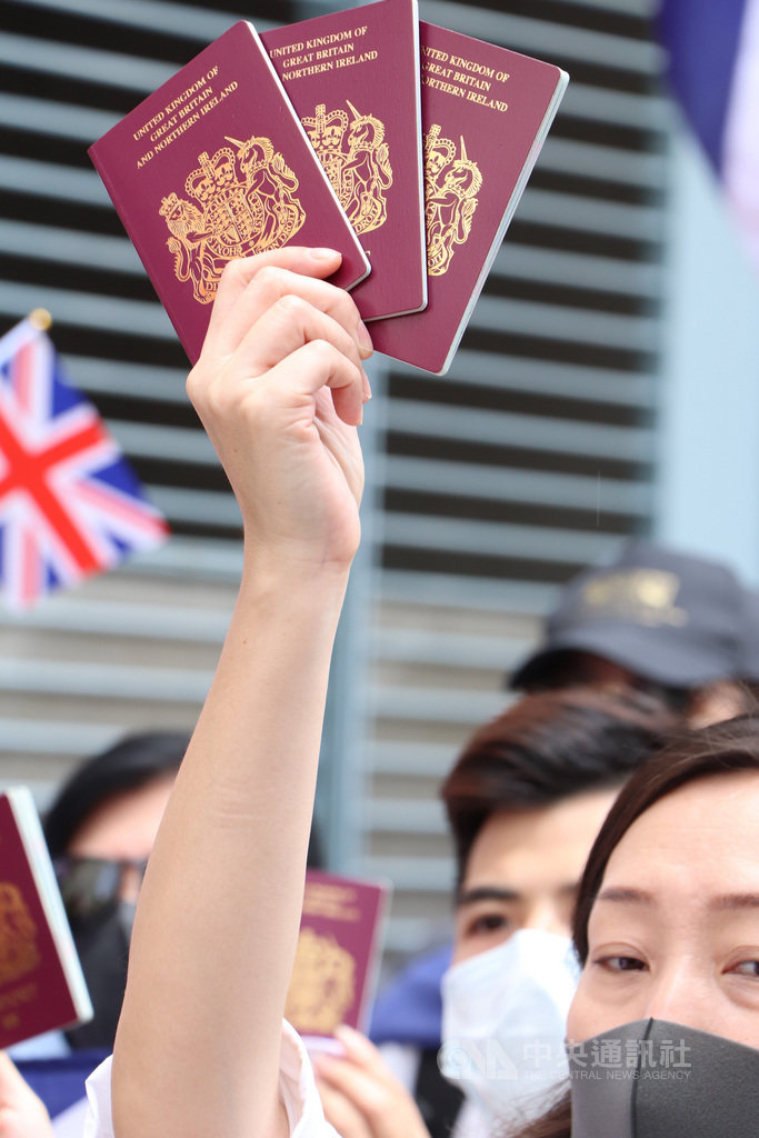 大批港人1日到英國駐香港總領事館請願,要求英國給予公民身分,圖為請願者手持英國發給港人、沒有居英權的海外(公民)護照。中央社記者張謙香港攝 108年9月1日