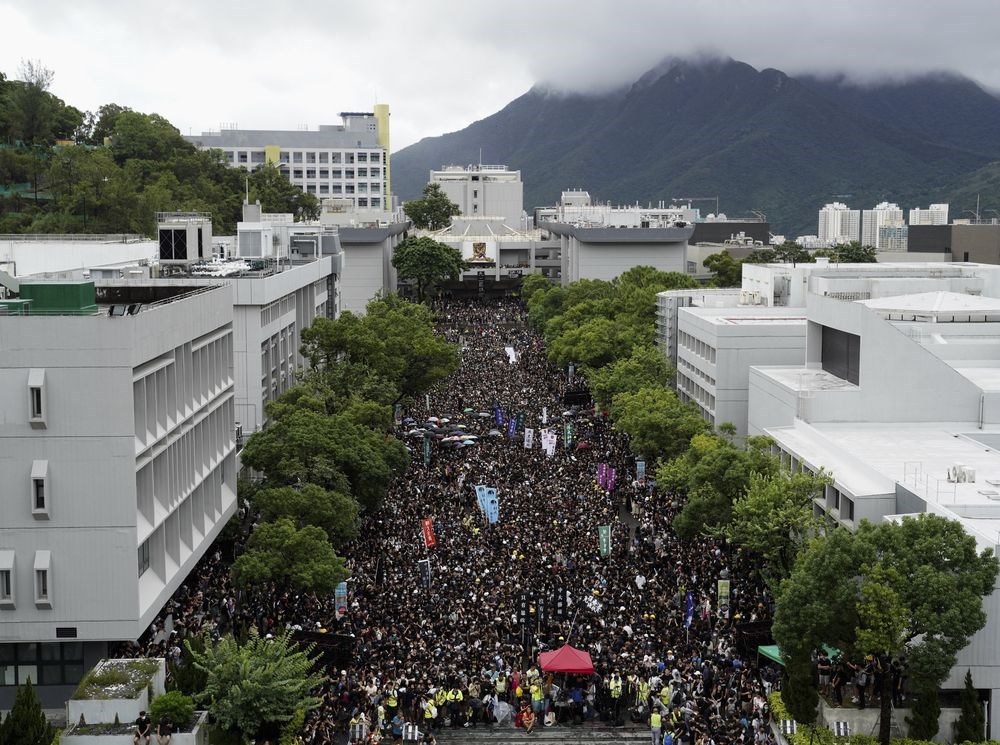 發起罷課的香港大學、中文大學、科技大學等學生會2日下午在中大百萬大道集會,有大批學生和其他人參加,坐滿了整條百萬大道;他們不斷高叫口號,提出反送中5大訴求。(美聯社)