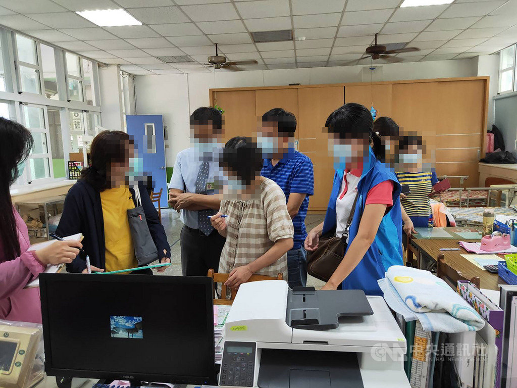 才剛開學,高雄市一所國小就發生疑似上呼吸道群聚事件,衛生局提醒腸病毒及流感傳染力極強,呼籲學校及托育機構落實檢測並依規定通報。(高市府衛生局提供)中央社記者王淑芬傳真 108年9月2日