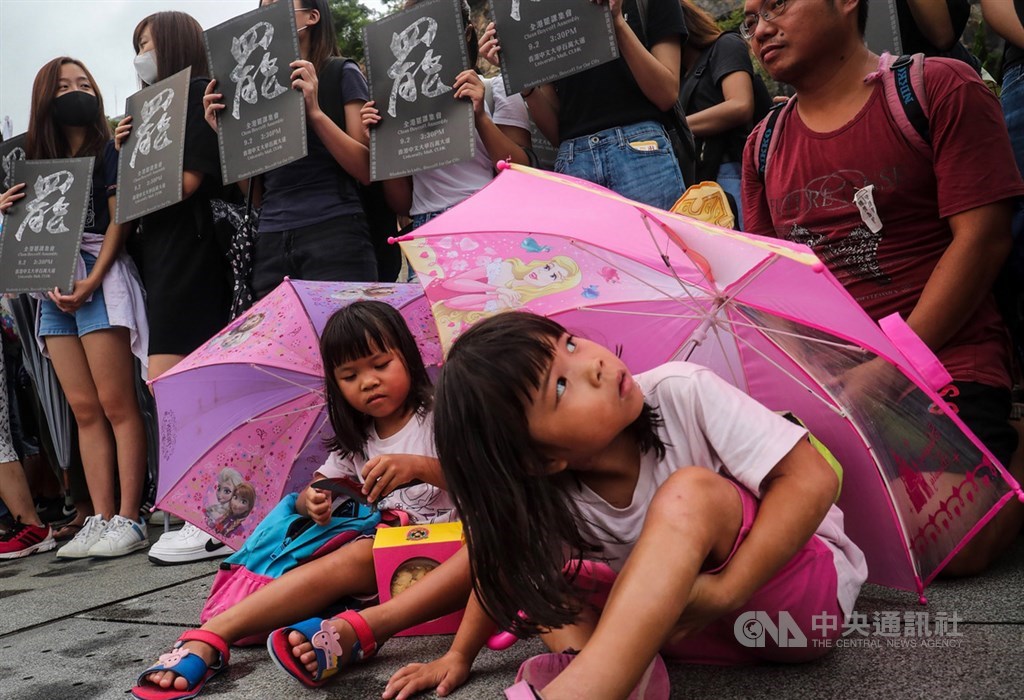 香港學校暑假結束,中小學和大學9月開學,反送中示威者2日再次發起「三罷」,但以罷課為主,下午並在中文大學舉行罷課集會,現場除多數大學生身穿黑衣響應外,也有小朋友撐著粉色雨傘在場參與。中央社記者吳家昇香港攝 108年9月2日