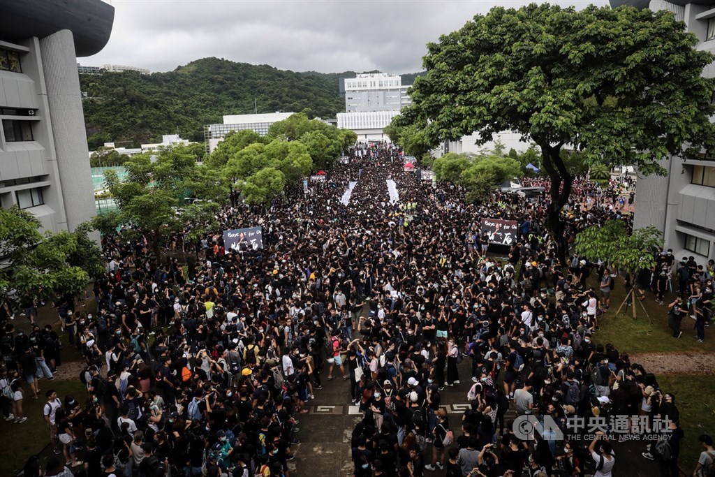 香港反送中示威者2日再度發起「三罷」,但以「罷課」為主,下午在中文大學百萬大道舉行罷課集會,參與學子多數身穿黑衣、戴著黑口罩,彷彿一股「黑潮」湧入校園,掀起波瀾。中央社記者吳家昇香港攝 108年9月2日