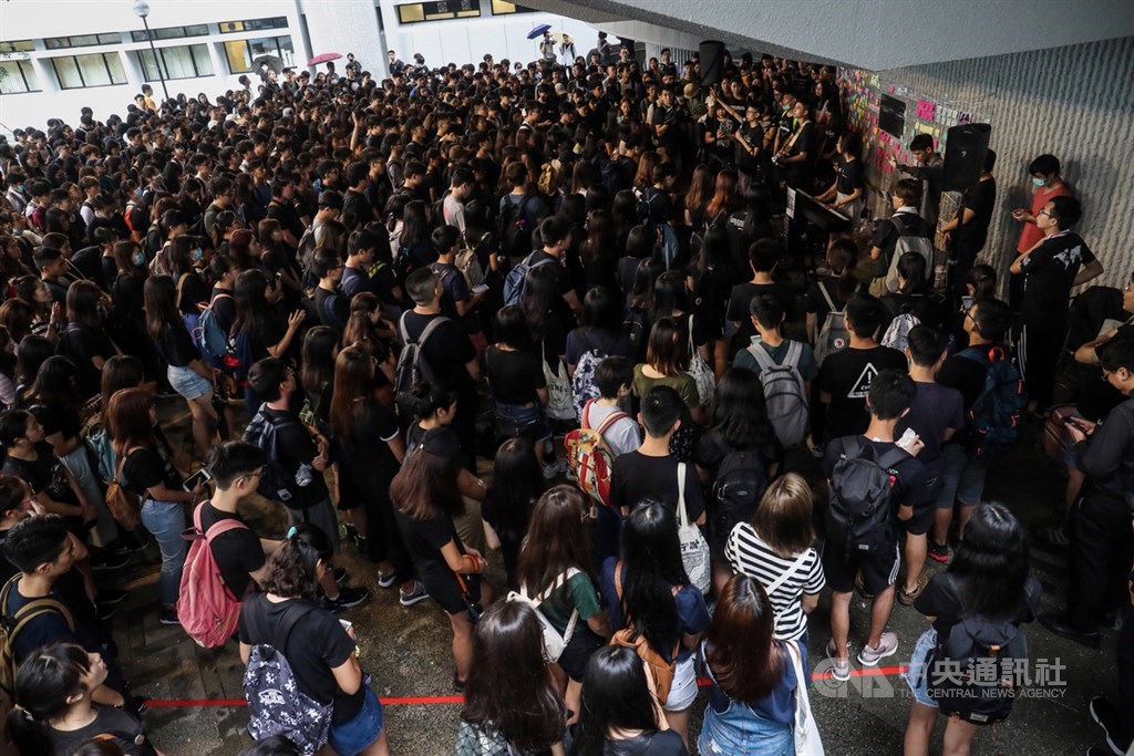 香港反送中持續延燒,香港大專學界2日下午在中文大學百萬大道發起罷課集會,多名學生參與行動,現場擠滿人潮。中央社記者吳家昇攝 108年9月2日