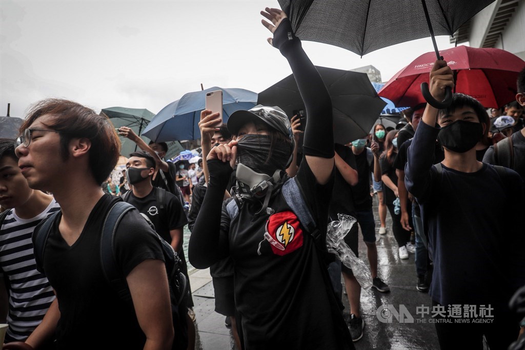 香港大專學界2日下午在中文大學百萬大道發起罷課集會,反送中學生在百萬大道高喊口號表達立場。中央社記者吳家昇攝 108年9月2日