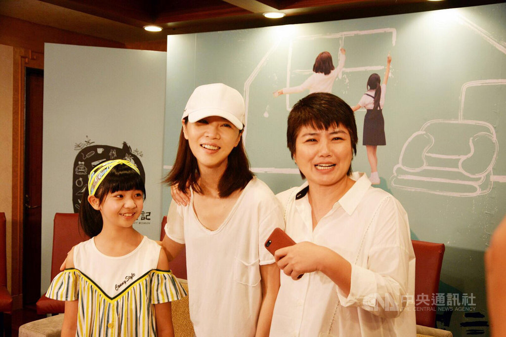 台劇「俗女養成記」1日晚間播出最後2集,製作單位特別找來導演嚴藝文(右)、演員謝盈萱(中)與童星吳以涵(左)等人開直播,與觀眾交流心得。(華視提供)中央社記者陳秉弘傳真 108年9月2日