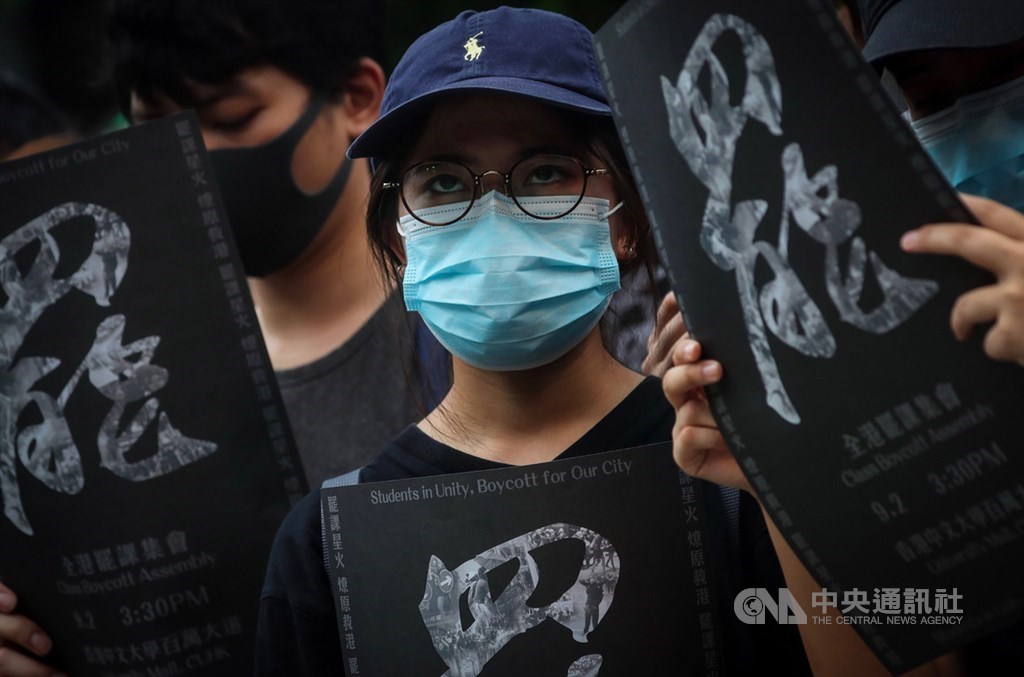 香港反送中示威者2日再次發起「三罷」,但以「罷課」為主,下午並在中文大學百萬大道舉行罷課集會,大批學子到場響應,盼迫使政府回應反條例「5大訴求」,包括撤回逃犯修訂草案和不起訴示威者等。中央社記者吳家昇香港攝 108年9月2日