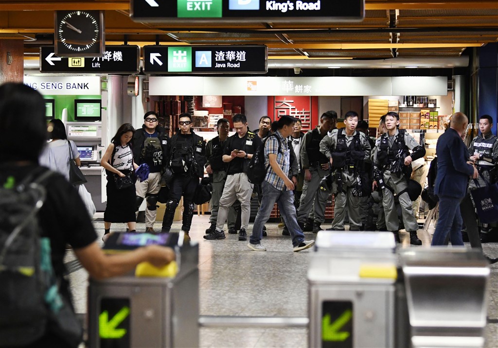 香港「反送中」抗爭2日發起「三罷」運動,多個行業界別發起罷工,上午有示威者在港鐵發動「不合作」運動,一度造成交通延誤。圖為港警駐守在港鐵站內。(共同社提供)