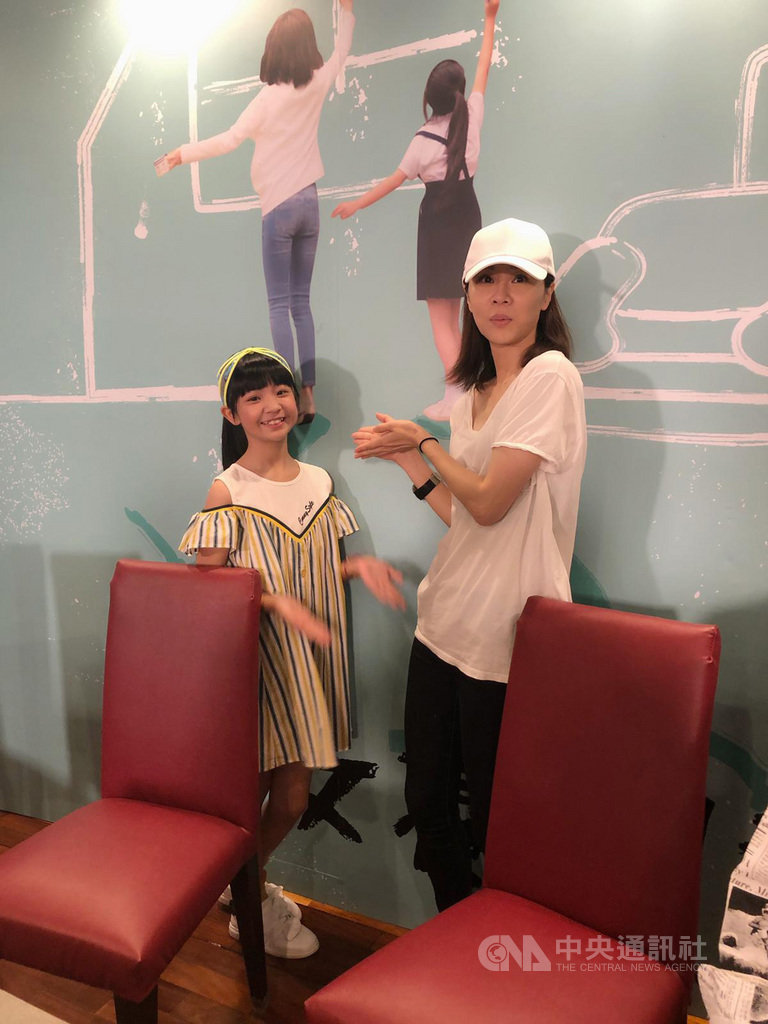 台劇「俗女養成記」1日晚間播出最後2集,演員謝盈萱(右)與童星吳以涵(左)開直播與觀眾互動。(華視提供)中央社記者陳秉弘傳真 108年9月2日