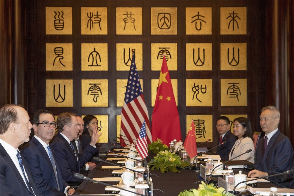 美國貿易代表署公告1日針對清單中價值1250億美元的中國進口商品加徵15%關稅,對此中國祭出報復性關稅,並向世界貿易組織提出申訴。圖為美國與中國7月30至31日在上海舉行的第12輪貿易談判。(檔案照片/美聯社)
