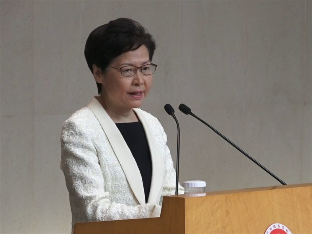 根據路透獨家取得的錄音檔案,香港特首林鄭月娥在一次對包含港商在內的香港各界人士講話中透露,如果可以,她會辭去特首職務。(圖取自facebook.com/standnewshk)