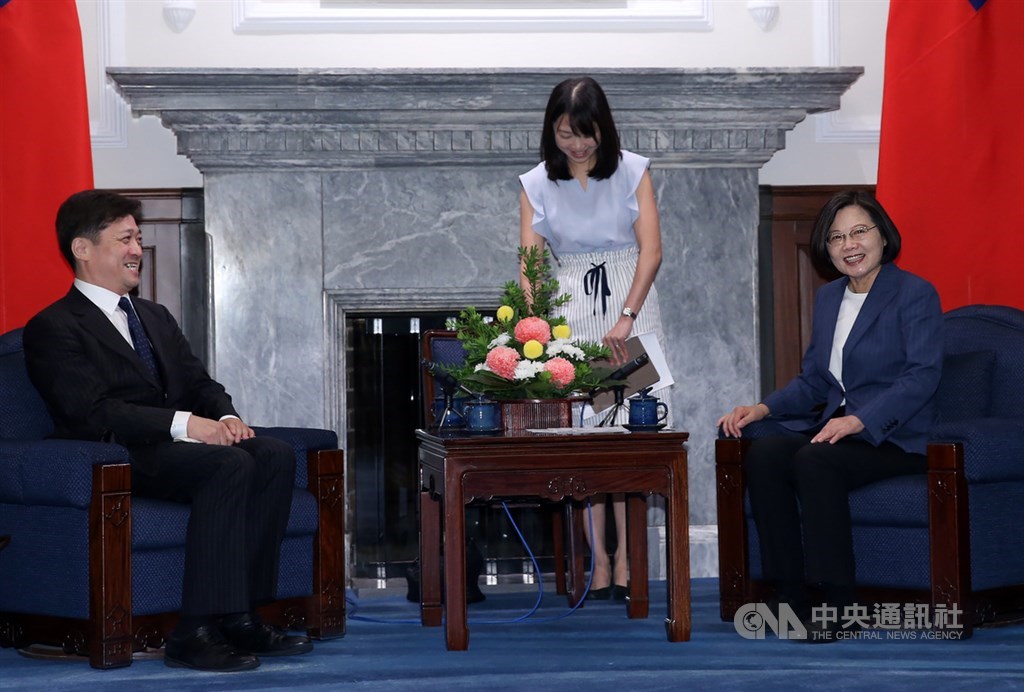 總統蔡英文(右)3日上午在總統府接見日本東京大學「兩岸關係研究小組」教授松田康博(左)等一行人,感謝訪賓們長期對台灣的支持,總統稱讚訪賓是台日友好關係的最佳證明,每一次交流都增加雙方的了解與情誼。中央社記者鄭傑文攝 108年9月3日