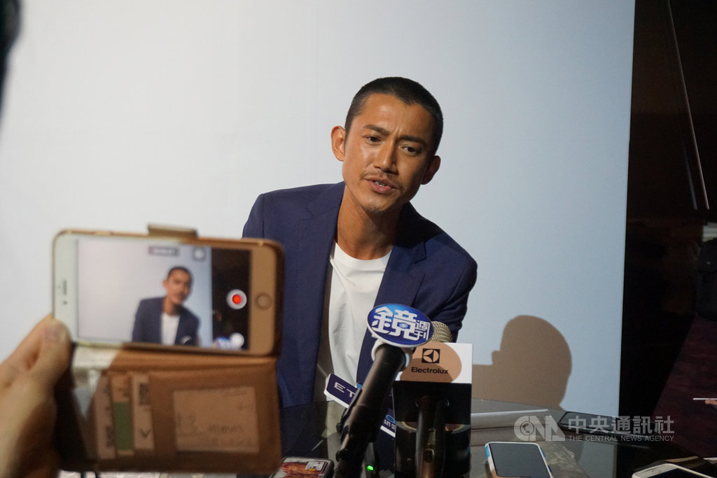 演員吳慷仁今年以戲劇「我們與惡的距離」中的人權律師王赦一角,入圍金鐘獎戲劇節目男主角獎,他3日表示,感謝公視好戲讓觀眾看見他,並笑稱自己是納稅人養大的孩子。中央社記者陳秉弘攝 108年9月3日