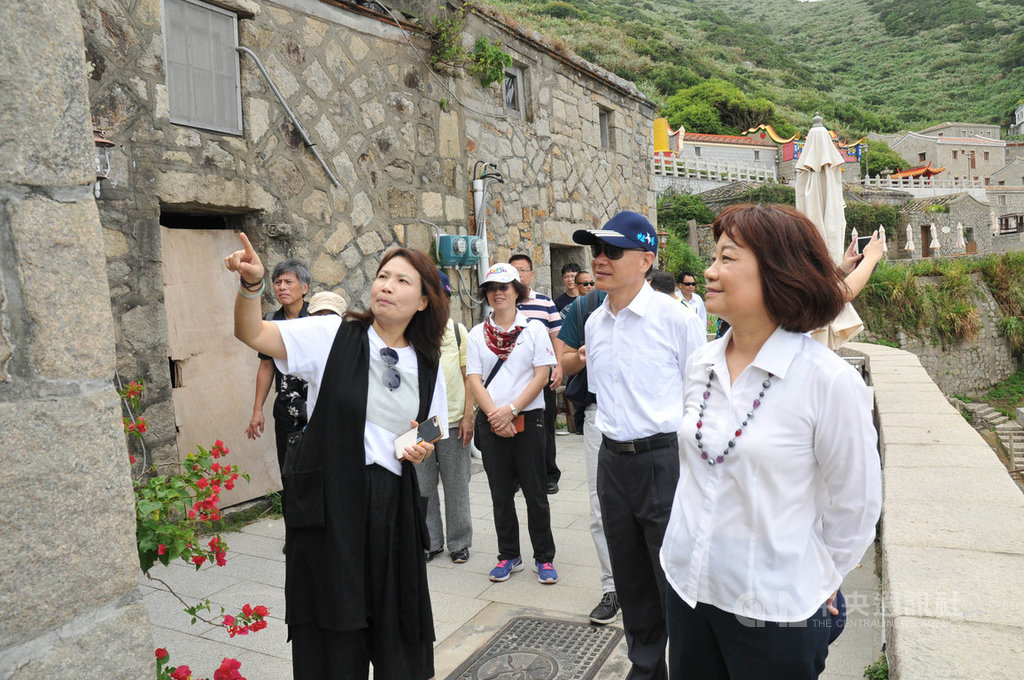 行政院國發會主委陳美伶(右)3日訪問馬祖地方創生計畫行,走訪北竿芹壁傳統聚落。(連江縣政府提供)中央社 108年9月3日