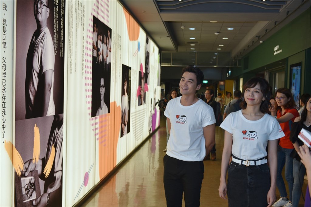 電影「老師你會不會回來」由真人真事改編,以在九二一地震殘垣中,帶孩子們重新出發的王政忠老師為故事背景,電影主演者是元介(前左)、夏于喬(前右)參觀此次特展。(圖取自兒福聯盟網頁www.children.org.tw)