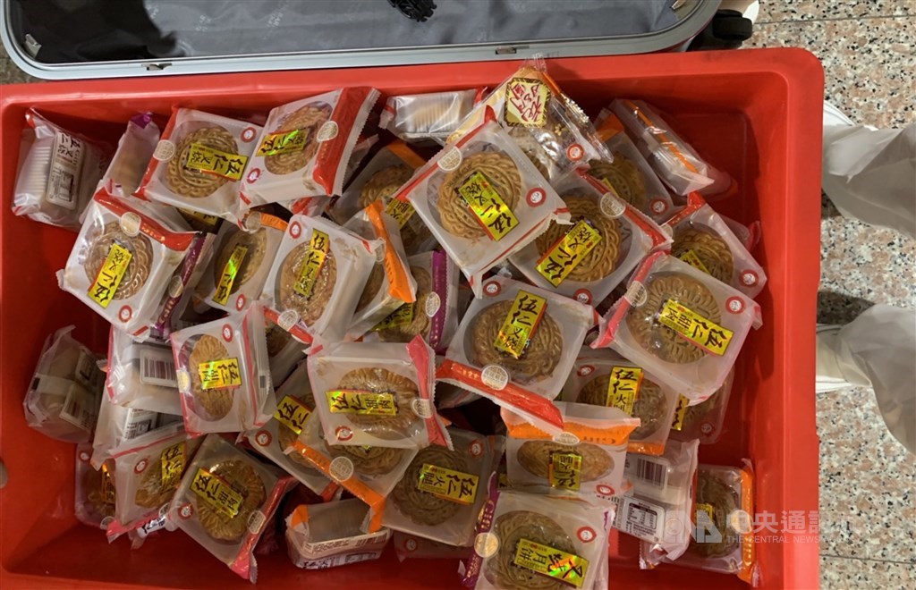 桃園國際機場1日發現3起本國籍民眾自中國大陸返台的託運行李攜帶豬肉內餡月餅,各被處新台幣20萬元罰鍰。中央社記者邱俊欽桃園攝 108年9月3日