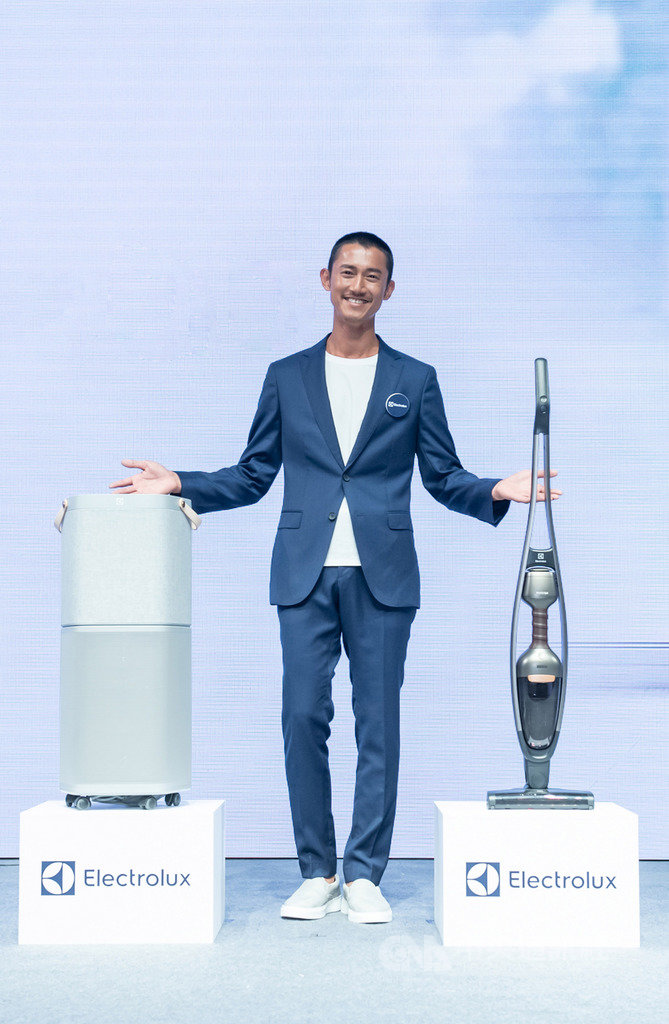 演員吳慷仁3日出席品牌代言記者會,身形明顯消瘦一圈,皮膚也曬得黝黑,他坦言,正努力準備新戲,近2週為戲瘦8公斤,且為讓皮膚曬黑,也時常到住家頂樓曬太陽。(伊萊克斯提供)中央社記者陳秉弘傳真 108年9月3日