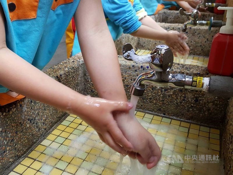 衛福部疾管署副署長羅一鈞3日提醒,校園應格外注意腸病毒、流感和登革熱疫情。兒科醫師陳木榮說,學童應落實勤洗手、注意咳嗽禮節。(中央社檔案照片)