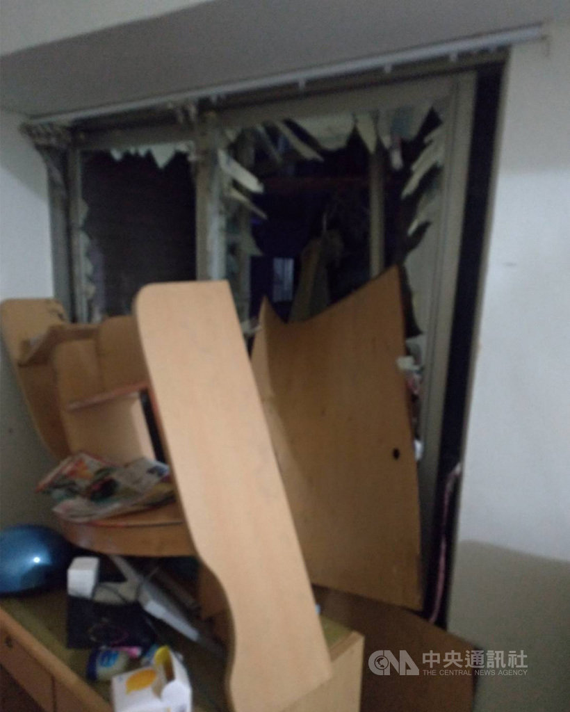 台南安平一棟公寓3日凌晨發生瓦斯氣爆,消防局初步調查,屋內一對雙胞胎兄弟疑煮宵夜引起氣爆,屋內玻璃震碎,2人燒傷送醫。(台南市消防局提供)中央社記者張榮祥台南傳真 108年9月3日