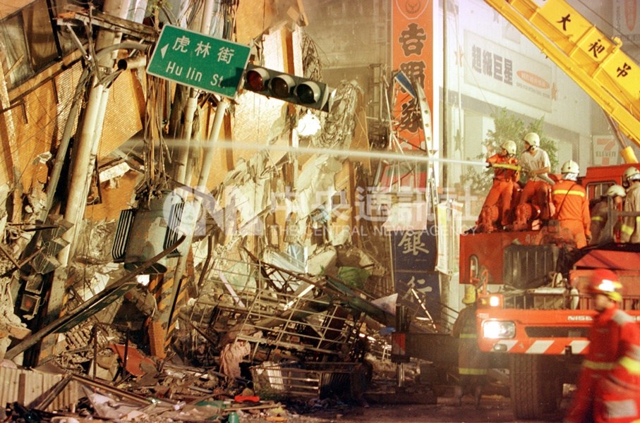 今年適逢九二一大地震20週年,當年失去家人的兒少,在兒福聯盟陪伴下長大,現在4成已成家,近7成滿意目前生活。圖為九二一地震時台北市東星大樓坍塌。(中央社檔案照片)