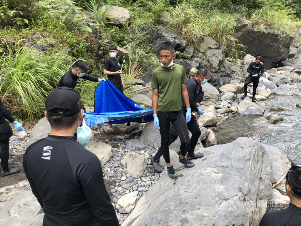 新北市烏來落水失蹤10天的男童遺體,4日上午被當地族人在南勢溪疑似落水點的下游2公里處尋獲,並通知當地派出所與家屬處理善後。(翻攝畫面)中央社記者黃旭昇新北傳真 108年9月4日