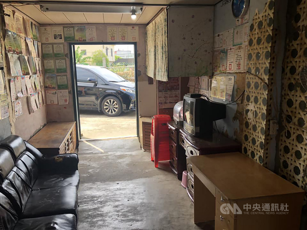 苗栗縣後龍鎮魏姓一家仰賴低收入補助度日,96歲阿嬤日前過世,留下體弱無法工作的孫子和8名未成年曾孫,連喪葬費都籌不出,苗栗縣副議長李文斌4日表示,已協助申請縣府急難救助金並籌募善款伸援。(李文斌提供)中央社記者管瑞平傳真 108年9月4日