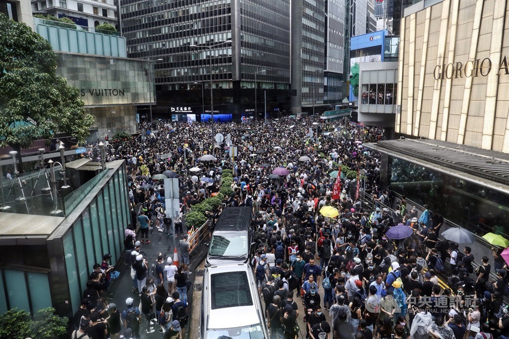 香港反送中運動自3月底至今長達快半年,香港行政長官林鄭月娥9月4日宣布正式撤回逃犯條例修訂草案。圖為8月31日香港示威民眾於中環遊行。(中央社檔案照片)