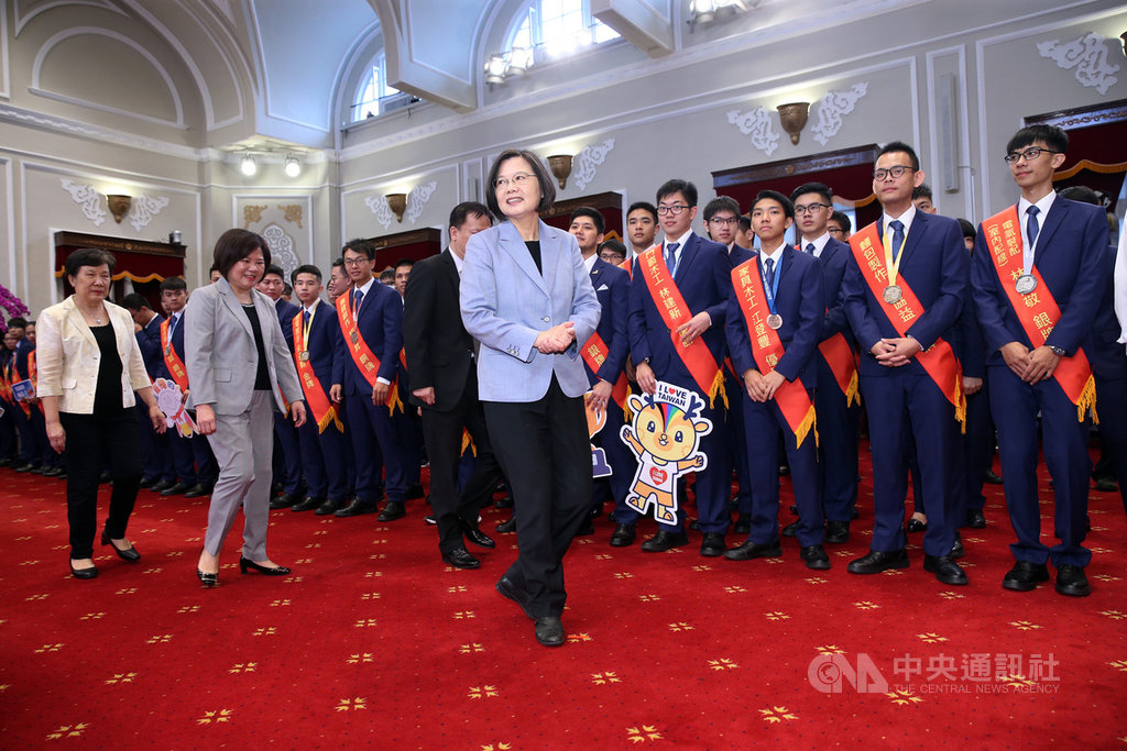 總統蔡英文(中)4日上午在總統府接見第45屆國際技能競賽代表團,並鼓勵選手們把專業技能留在身上,透過技能貢獻社會、改變社會。中央社記者鄭傑文攝 108年9月4日