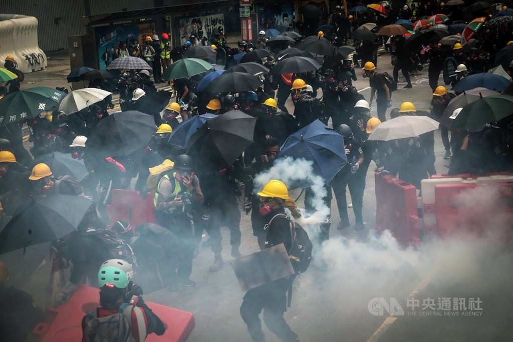 香港反送中抗爭延燒數月,法新社認為北京政府可能會運用待機而動、和解、加緊施壓、出動軍隊等4種策略,解決香港危機。圖為8月31日「為香港罪人祈禱」反送中遊行,警方對示威者發射催淚彈。(中央社檔案照片)