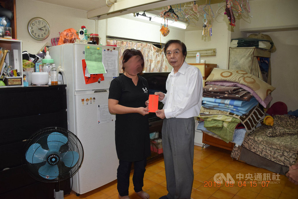 單親媽媽阿玲(化名,左)除揹前夫欠下的債務,又因小孩棒球簽約金而欠稅,行政執行署士林分署追繳時發現阿玲生活窘迫,5日分署長莊俊仁(右)前往慰問,希望她順利渡過難關,繳清欠稅。(士林分署提供)中央社記者蕭博文傳真 108年9月5日