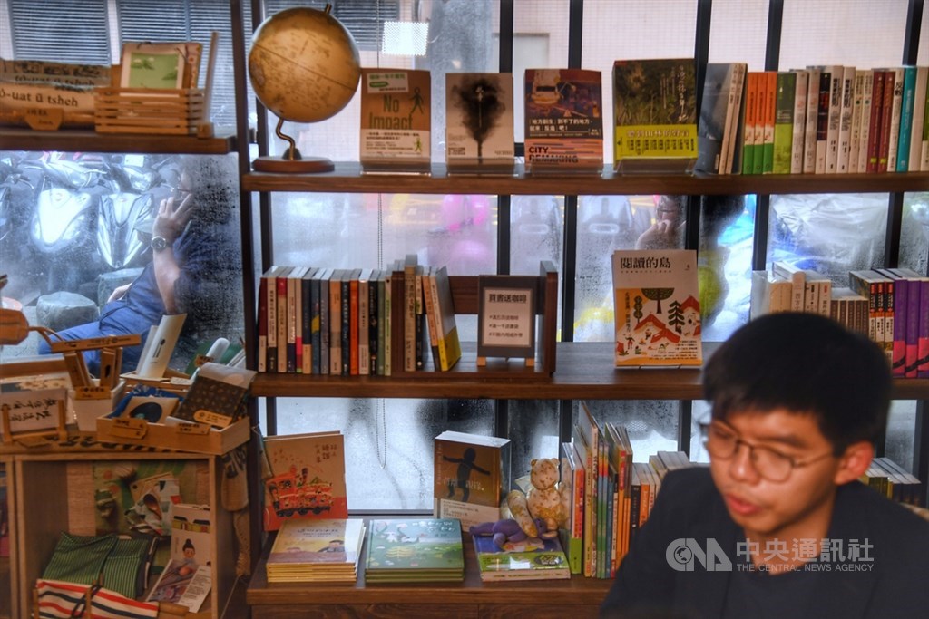 香港眾志秘書長黃之鋒(前)訪台爭取支持,黃之鋒5日在台北所到之處皆受警察嚴密保護,窗外有兩名保護員警。中央社記者王飛華攝 108年9月5日