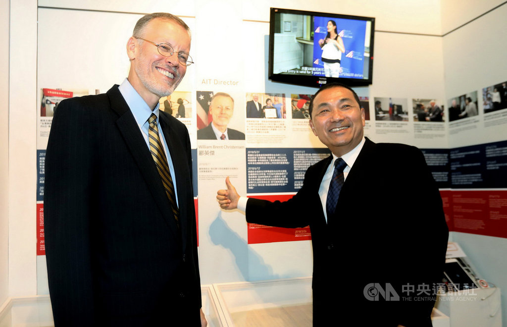 「立穩根基,共創未來:AIT@40—1979年後美台關係展」5日在新北市淡水開幕,美國在台協會(AIT)處長酈英傑(左)與市長侯友宜(右)出席,酈英傑表示,推出「人才循環大聯盟」計畫,盼促進美台間更多的學術與專業人才交流。(市府提供)中央社記者黃旭昇新北傳真 108年9月5日