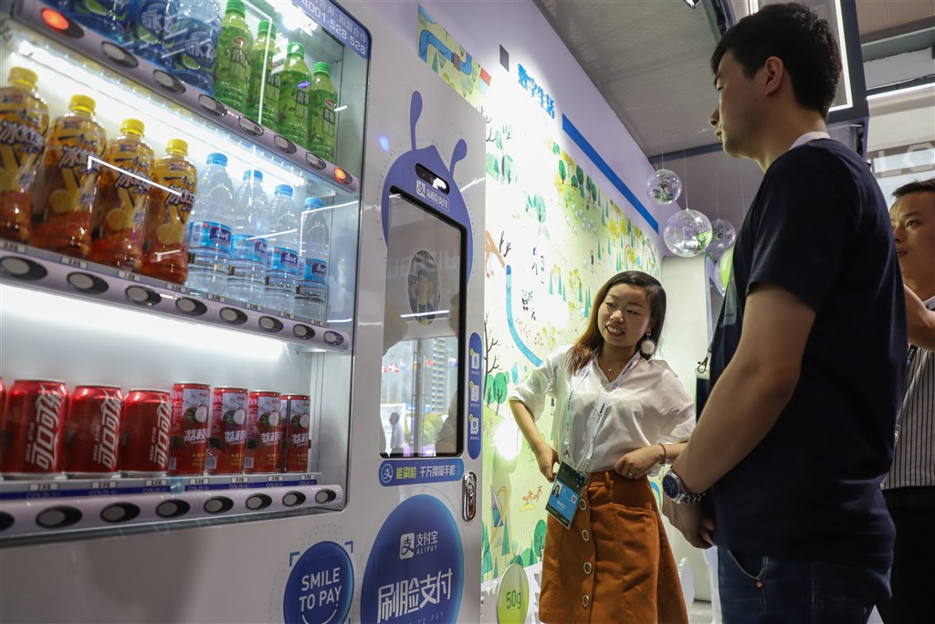 中國正迎向刷臉支付時代,愈來愈多中國消費者購物結帳時,只需面對鏡頭「刷」一下臉部就可付款。(檔案照片/中新社提供)