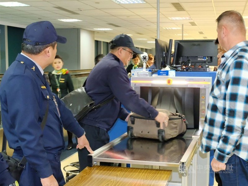 非洲豬瘟中央災害應變中心表示,自9日下午4時起,旅客自菲國違規攜豬肉製品被查獲,開罰新台幣20萬元起。(中央社檔案照片)