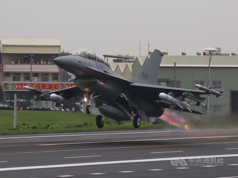 空軍向美採購F-16V戰機,針對取名「V」原因,國防部解釋,V是「Viper蝮蛇」之意。圖為經由「鳳展專案」改良的F-16V戰機。(中央社檔案照片)