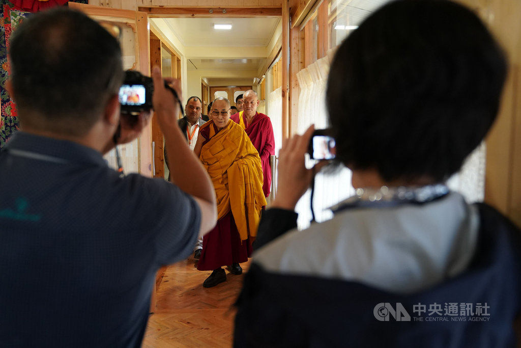 客家電視台團隊今年8月特別到印度採訪達賴喇嘛(中),達賴在專訪中表示樂意再訪台灣,他說,「我從未忘記3次非常快樂的台灣之旅」,因此希望能有機會,再度訪問台灣。(客家電視提供)中央社記者陳秉弘傳真 108年9月6日