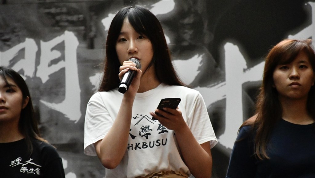 隨團赴澳洲宣揚「反送中」的香港浸會大學學生梁兆玉(中),日前在墨爾本機場入境時,遭邊境人員扣查半小時。(圖取自維基共享資源,版權屬公有領域)