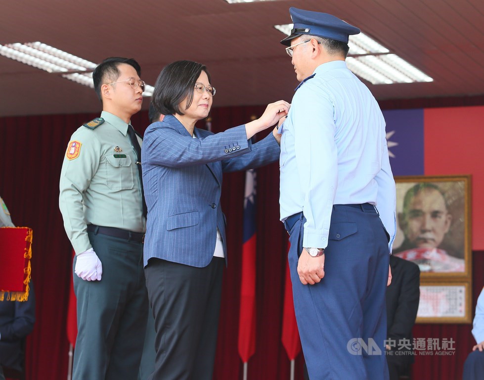 總統蔡英文(中)6日上午在陸軍專科學校出席國軍108年三軍士官新生聯合開學典禮「榮耀傳承日」,頒贈各軍種士官長榮譽徽章。中央社記者謝佳璋攝 108年9月6日