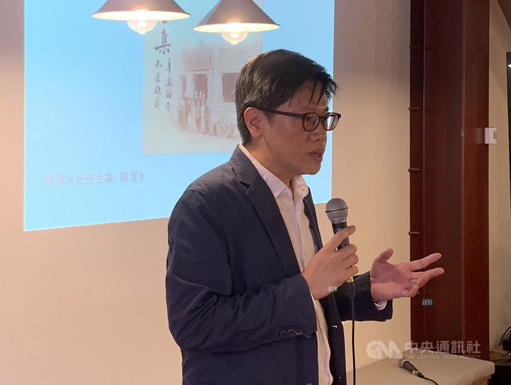 書店「青鳥居所」7日正式在台北大稻埕開幕,開幕活動以「昨日的世界,明日的我們」為題,世代文化創業群負責人周奕成應邀出席分享。中央社記者陳政偉攝 108年9月7日