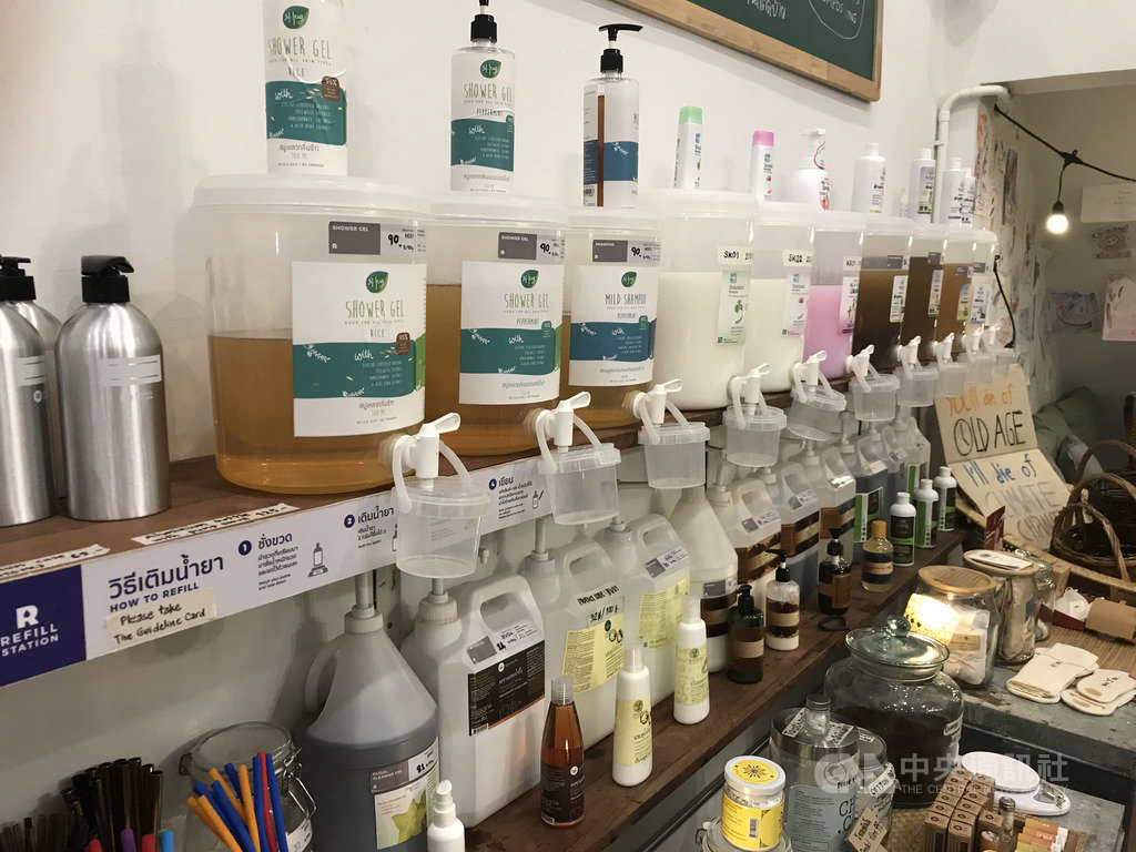 位於曼谷空鐵安努站(Onut)附近的Refill Station是泰國第一間無包裝商店,顧客必須自己帶著容器來購買洗衣精等商品,再秤重計價。中央社記者呂欣憓曼谷攝 108年9月7日