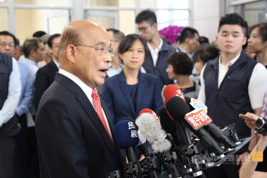 行政院長蘇貞昌(前)7日表示,總統府秘書長陳菊從年輕就為台灣民主奮鬥一輩子,現在竟因選舉關係遭人身攻擊,言語中還歧視女性,他覺得非常不好,「對陳菊也非常不公平」。中央社記者蘇木春攝 108年9月7日