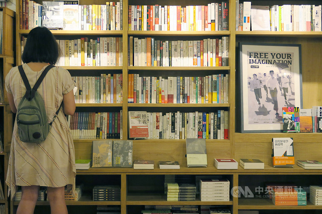 位於台北大稻埕的書店「青鳥居所」7日正式開幕,預定藏書6000本,包含文藝(音樂、電影、藝術、建築、表演攝影)、文學、思想與生活風格,書櫃也將分成5大主題。中央社記者陳政偉攝 108年9月7日