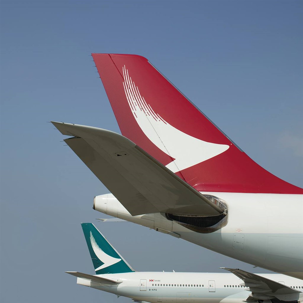 國泰航空24日證實,再有一架旗下的港龍班機出現氧氣瓶洩氣,公司已解僱2名機艙服務員。(示意圖/圖取自facebook.com/cathaydragon)