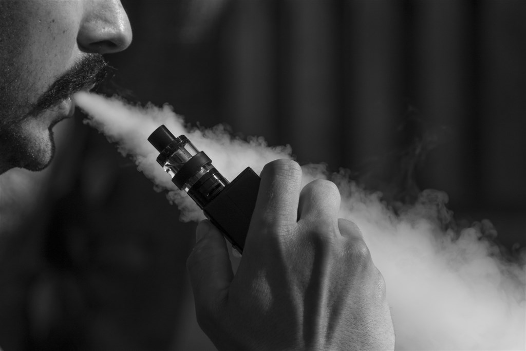 專家指出,美國官方已示警不應使用電子菸,台灣也應修法全面禁止。(示意圖/圖取自Pixabay圖庫)